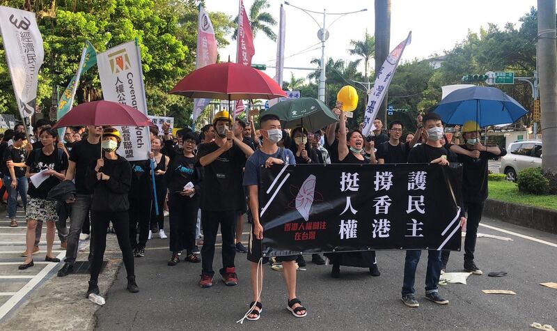 8月4日台北游行约500人穿黑衣声援香港反送中。(记者夏小华摄)