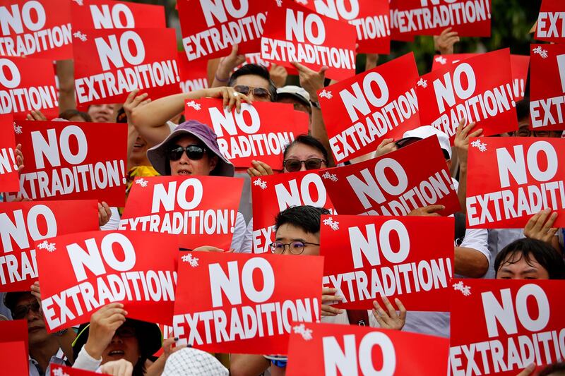 2019年6月9日,香港民间人权阵线举行反对修订《逃犯条例》的大游行,示威群众手持着“不要引渡”口号。(美联社)