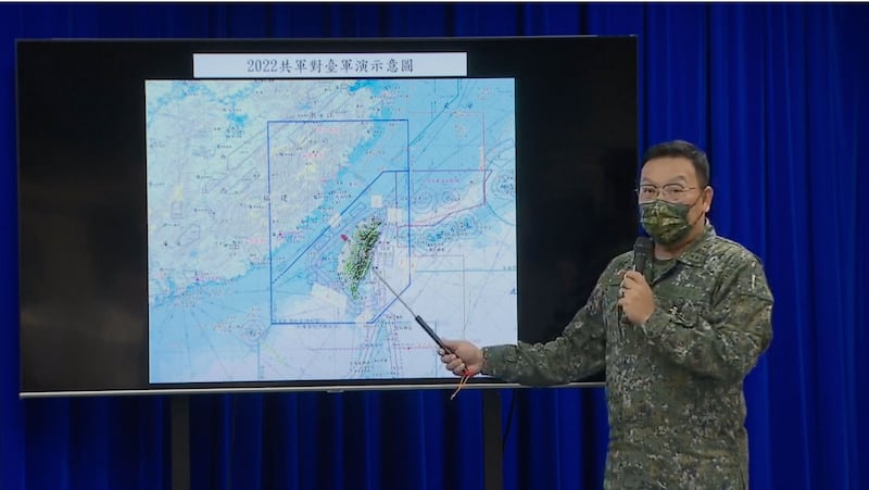 台湾国防部法律司长沈世卫指出,中共这次军演陆续公布七个禁航区,已涵盖台湾领海范围,台湾已表达严正抗议、谴责。 (台湾国防部直播截图)
