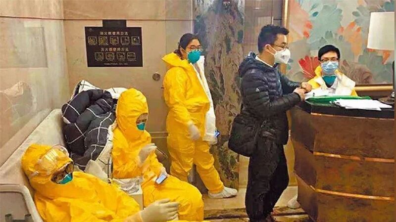 广州保利天悦小区整栋楼爆发小区感染,防疫人员在大堂守候。 (微博图片)
