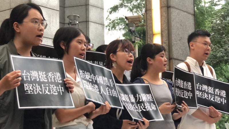 台湾学生和在台香港学生10号晚间聚集在台北的香港经济贸易文化办事处发表谴责声明。(记者夏小华摄)