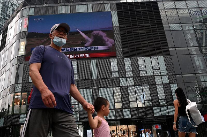 北京街头大屏幕2022年8月4日播放的中国军事演习新闻(美联社)
