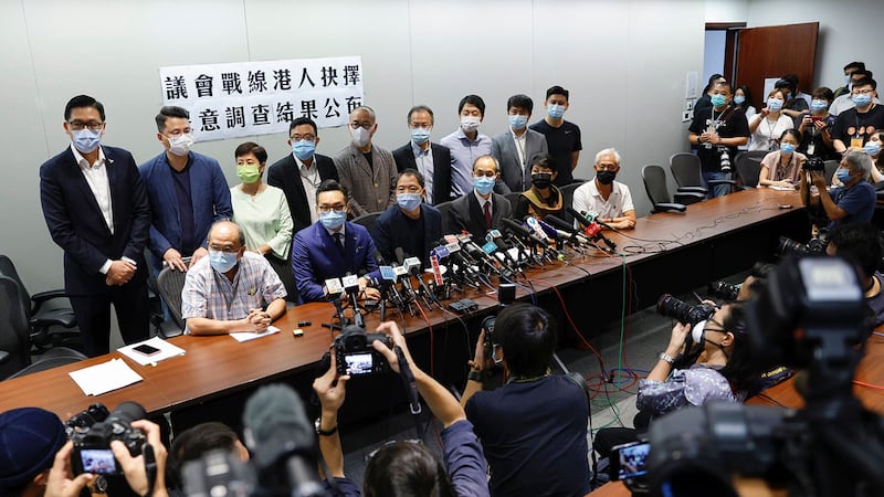 2020年9月29日,15名民主派议员与民研负责人钟庭耀出席记者会 。(路透社)