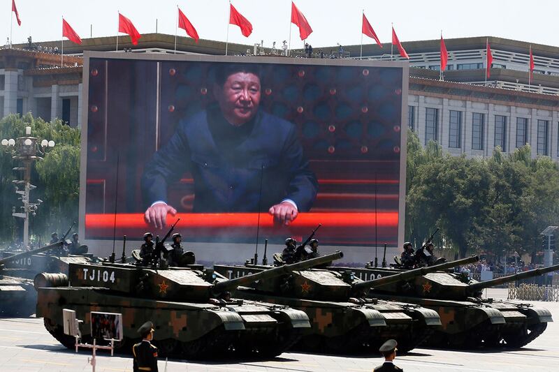 在阅兵式上,电子大屏幕显示习近平画面。(美联社)
