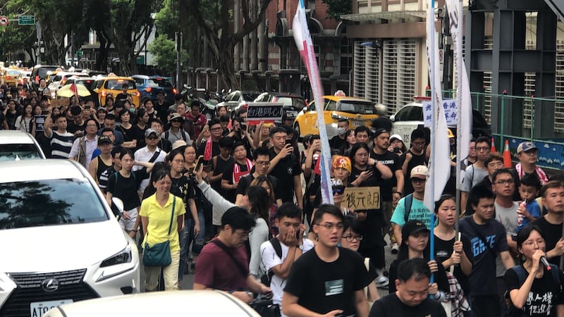 8月4日台北游行约500人穿黑衣声援香港反送中。(记者夏小华摄)
