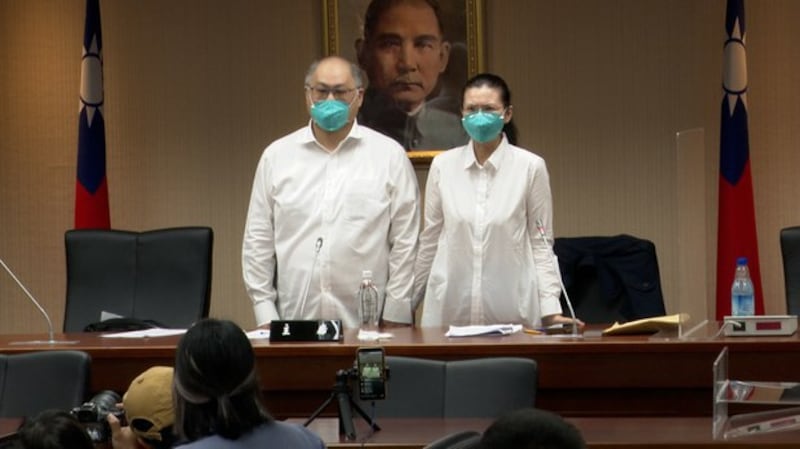2022年5月10日，被中国判以“颠覆国家罪”服刑五年期满的李明哲，回台后和妻子首次的新闻发布会中，解释五年来心路历程。（RFA资料照、记者李宗翰摄）